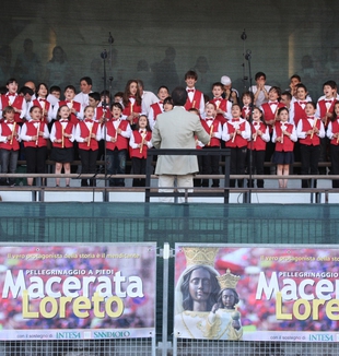 Il coro della scuola statale "Don Giussani" di Ascoli Piceno (foto di M. Gabrielli).