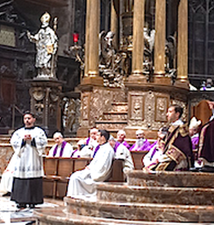 Don Carrón saluta il cardinale Scola al termine della messa<br> per don Giussani nel Duomo di Milano (© P. Franchino).