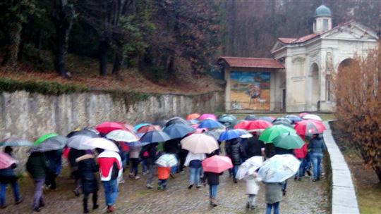 Gli amici in pellegrinaggio al Sacro Monte di Varese durante la gravidanza di Silvia