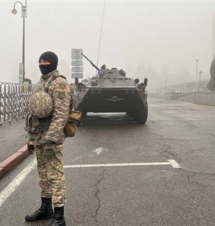 Forze di sicurezza kazake davanti al Municipio di Almaty a inizio gennaio (©Ansa/Xinhua.org)