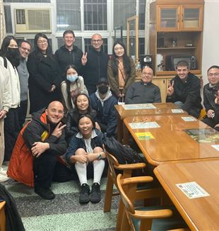 Monsignor Camisasca con un gruppo di giovani taiwanesi