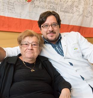 Cristiano Ferrario, oncologo al Jewish General Hospital di Montréal, con una paziente